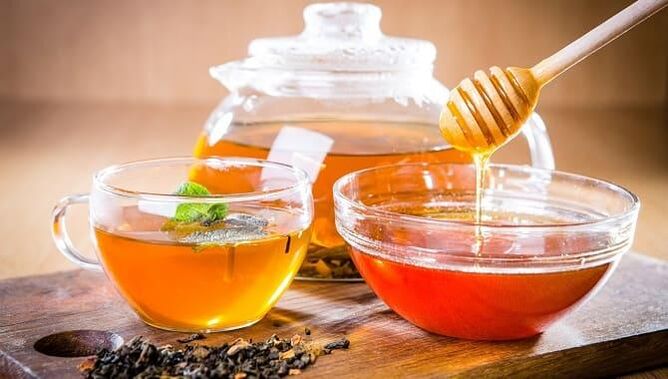 Healing tea with honey against parasites in the body